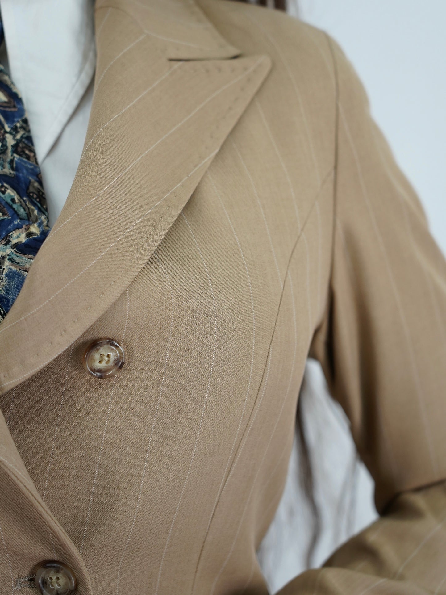 Tailleur doppiopetto beige gessato.