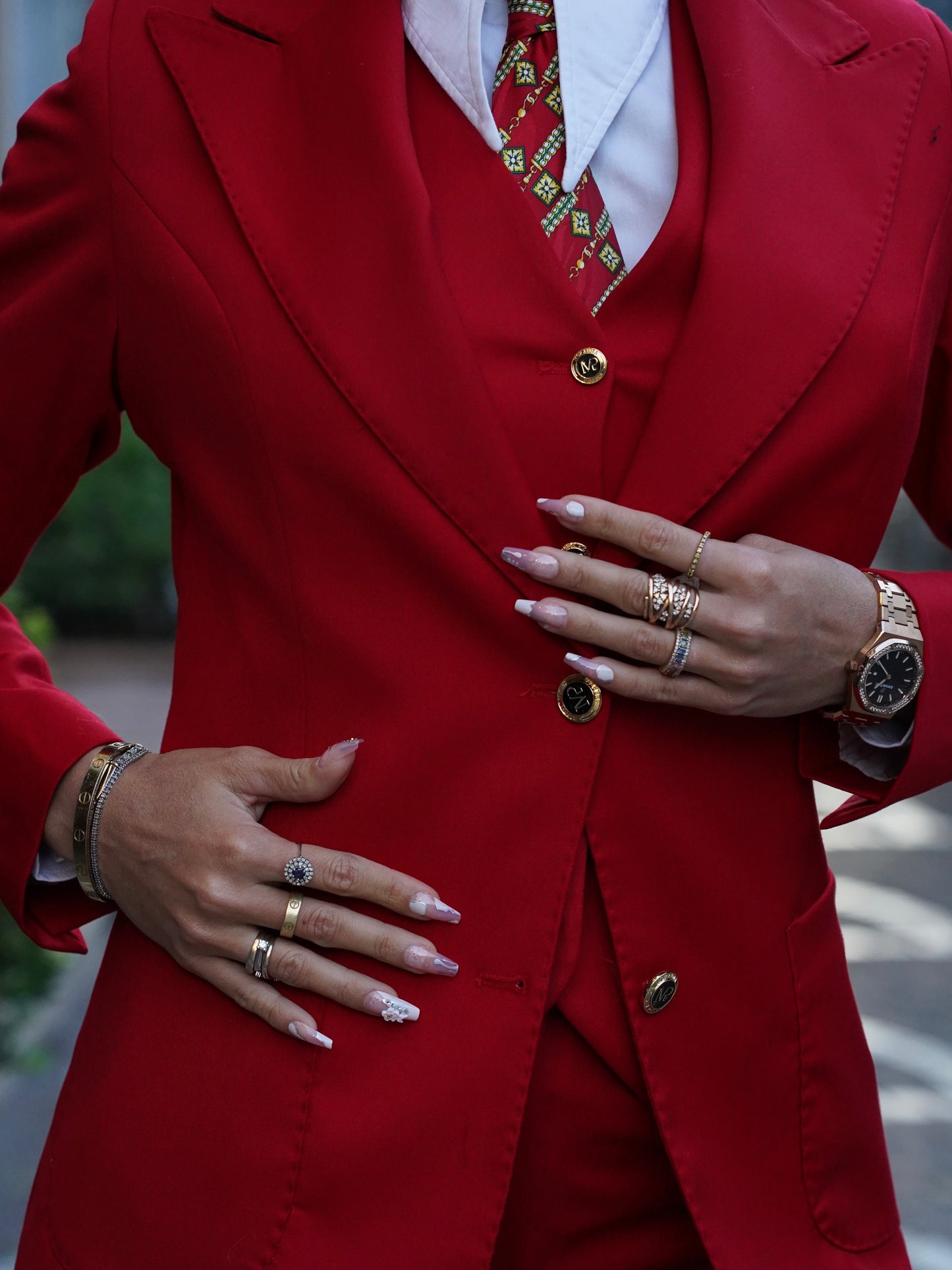 Tailleur collo a lancia rosso con bottoni
oro.