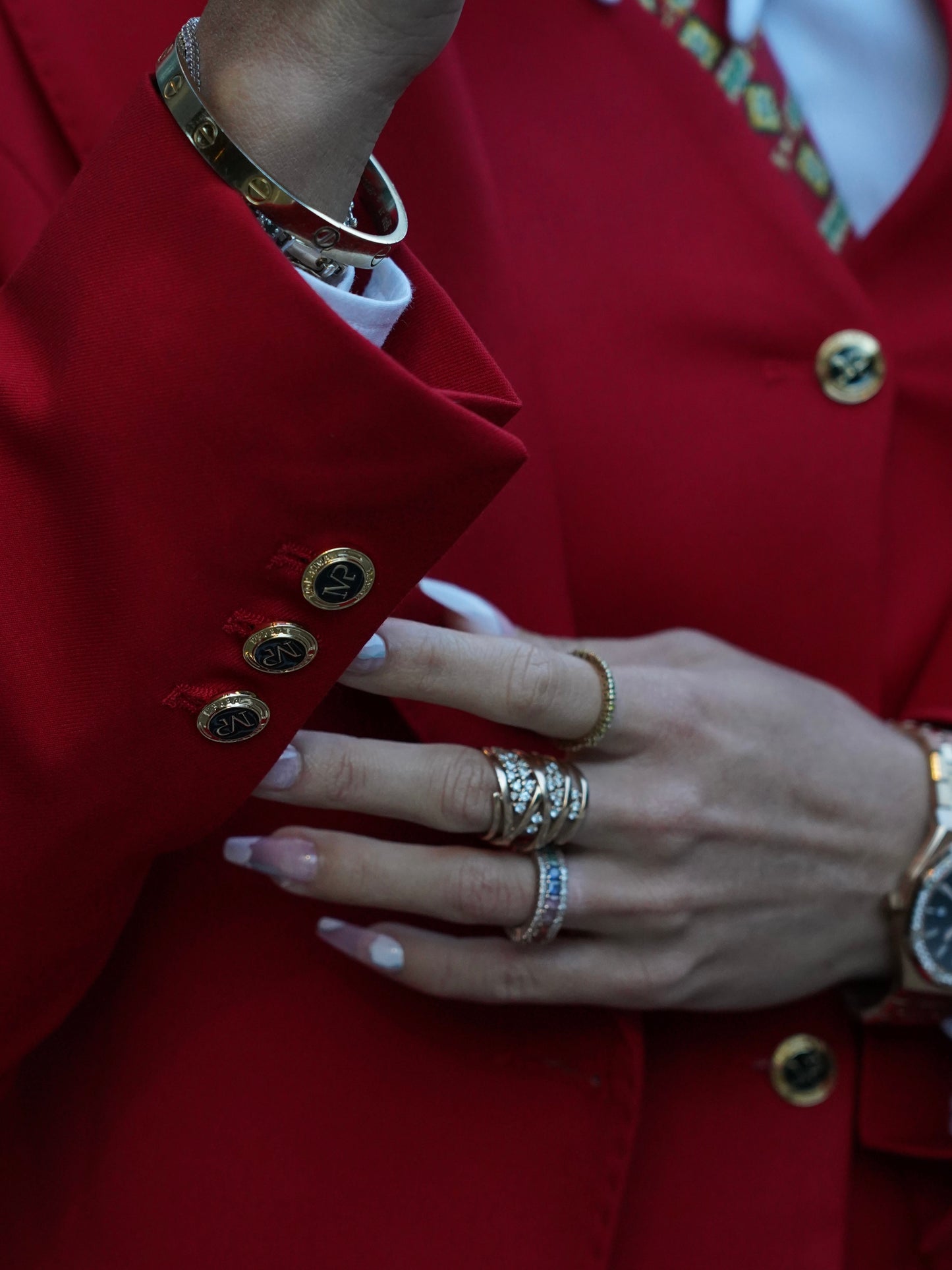 Tailleur collo a lancia rosso con bottoni
oro.