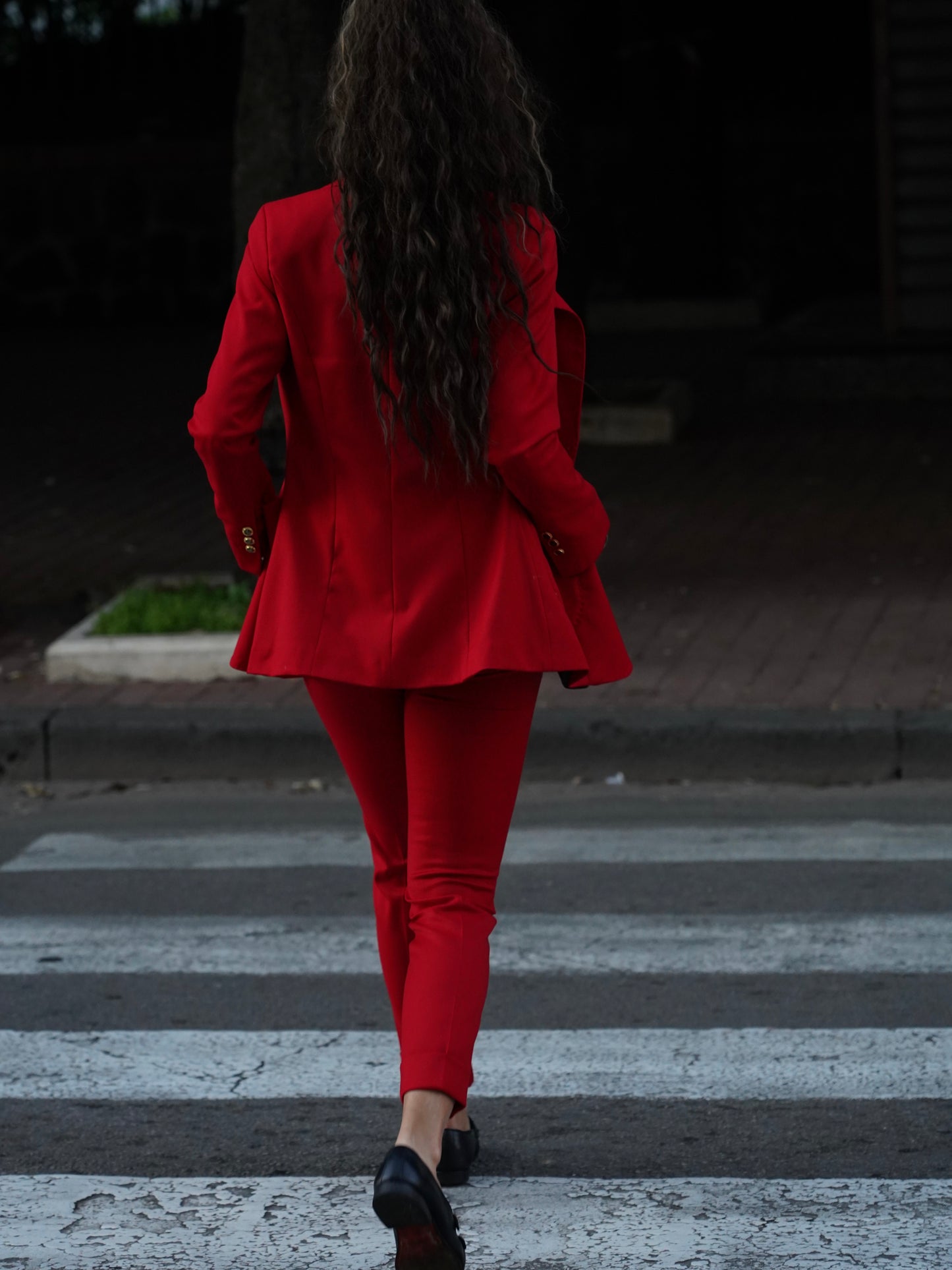 Tailleur collo a lancia rosso con bottoni
oro.