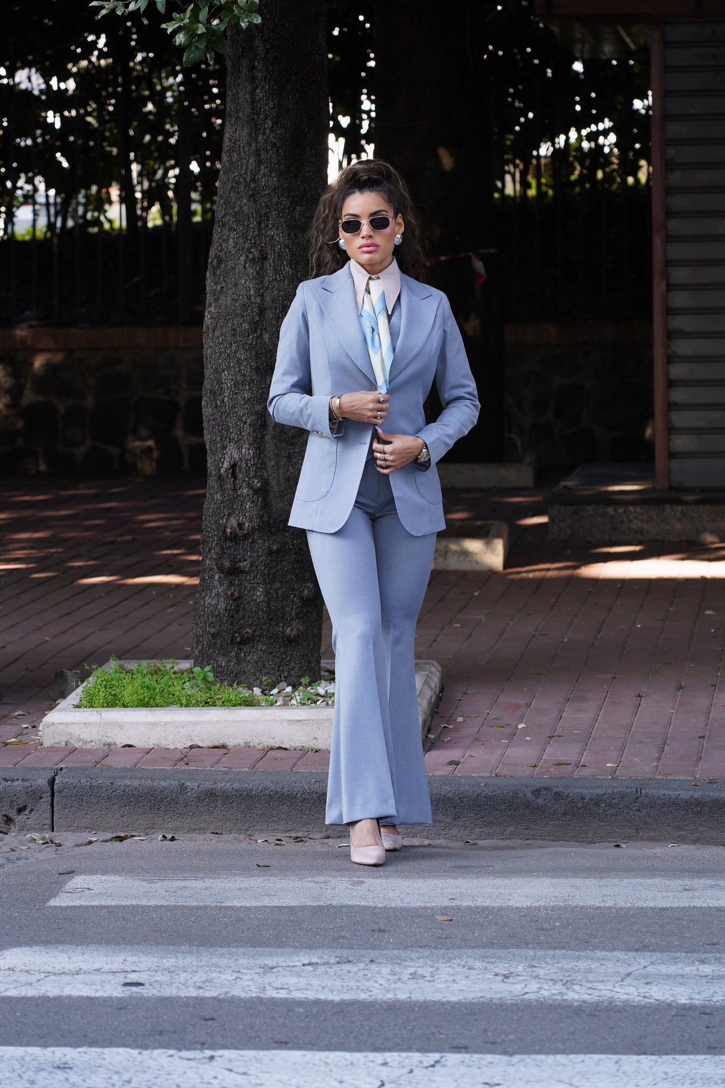 Tailleur azzurro polvere tre pezzi a lancia con bottoni oro e gilet.