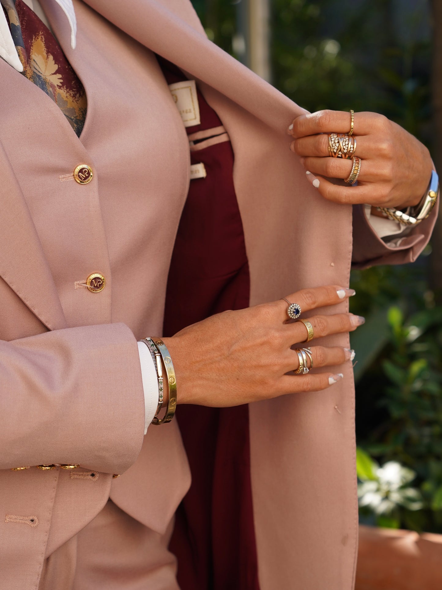 Tailleur rosa antico tre pezzi a lancia con bottoni oro e gilet.