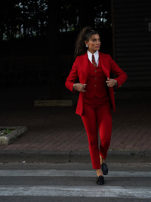 Tailleur collo a lancia rosso con bottoni
oro.
