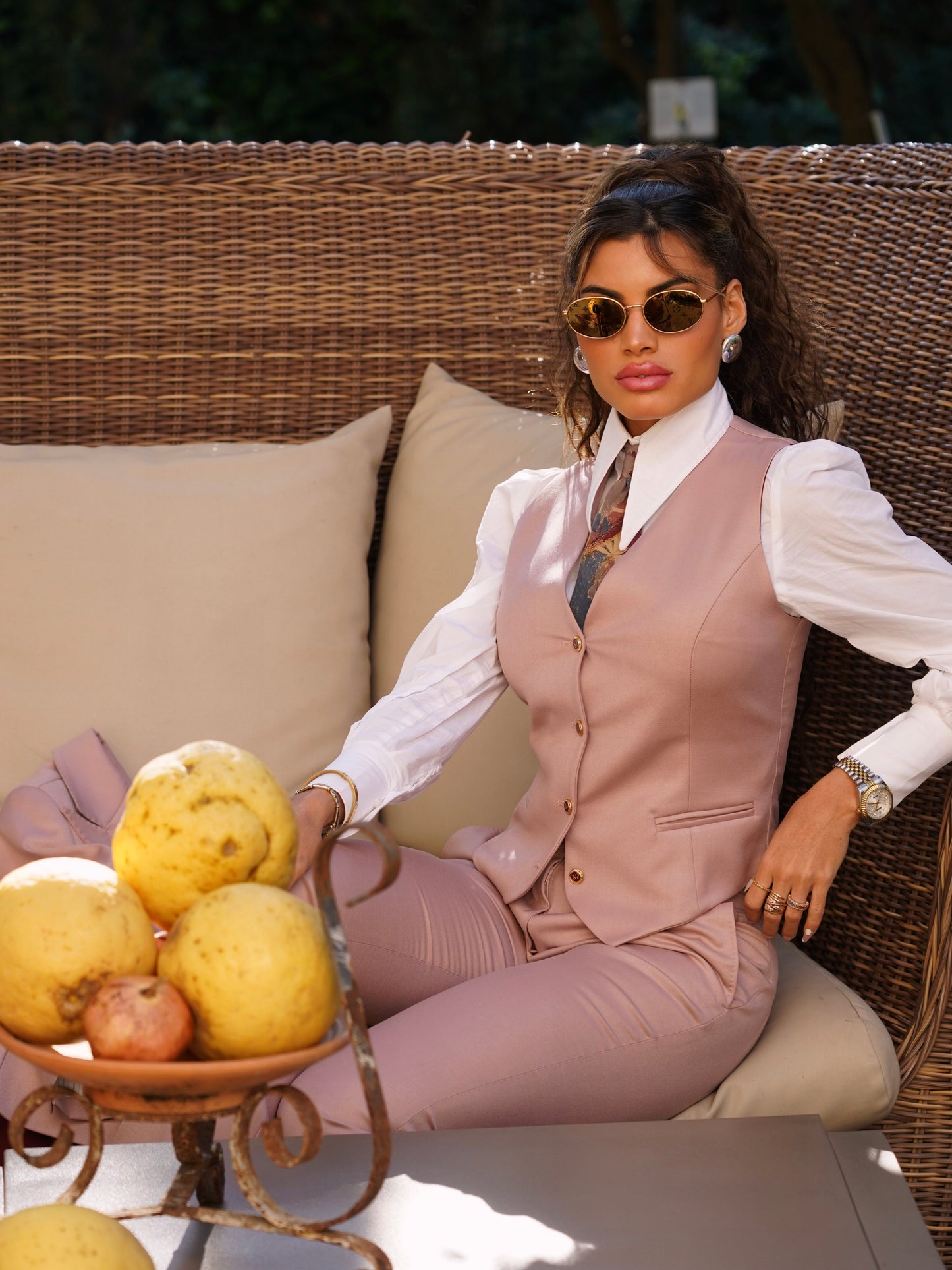 Tailleur rosa antico tre pezzi a lancia con bottoni oro e gilet.