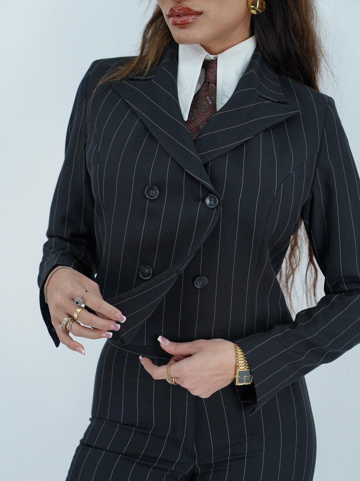 Tailleur doppiopetto nero gessato .