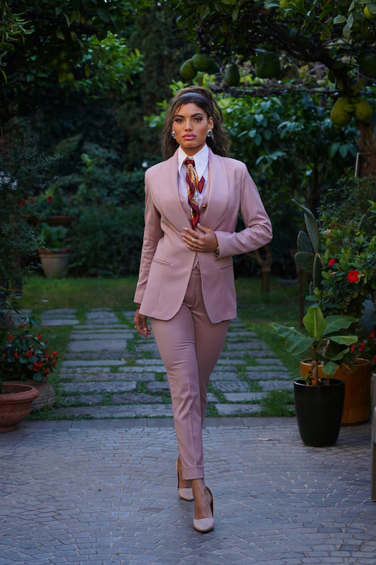 Tailleur rosa antico tre pezzi collo a scialle con bottoni oro e gilet .