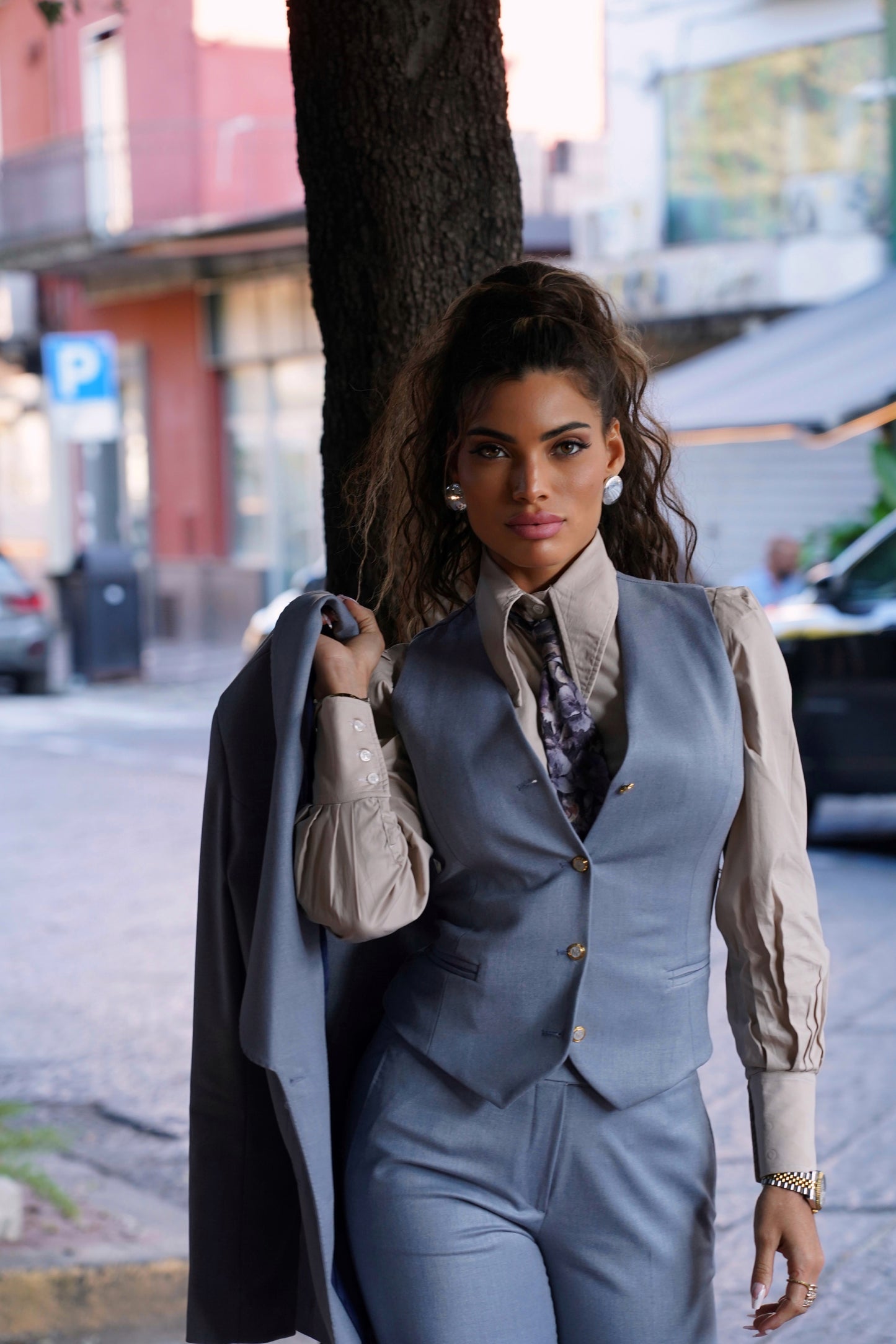 Tailleur azzurro polvere tre pezzi a lancia con bottoni oro e gilet.