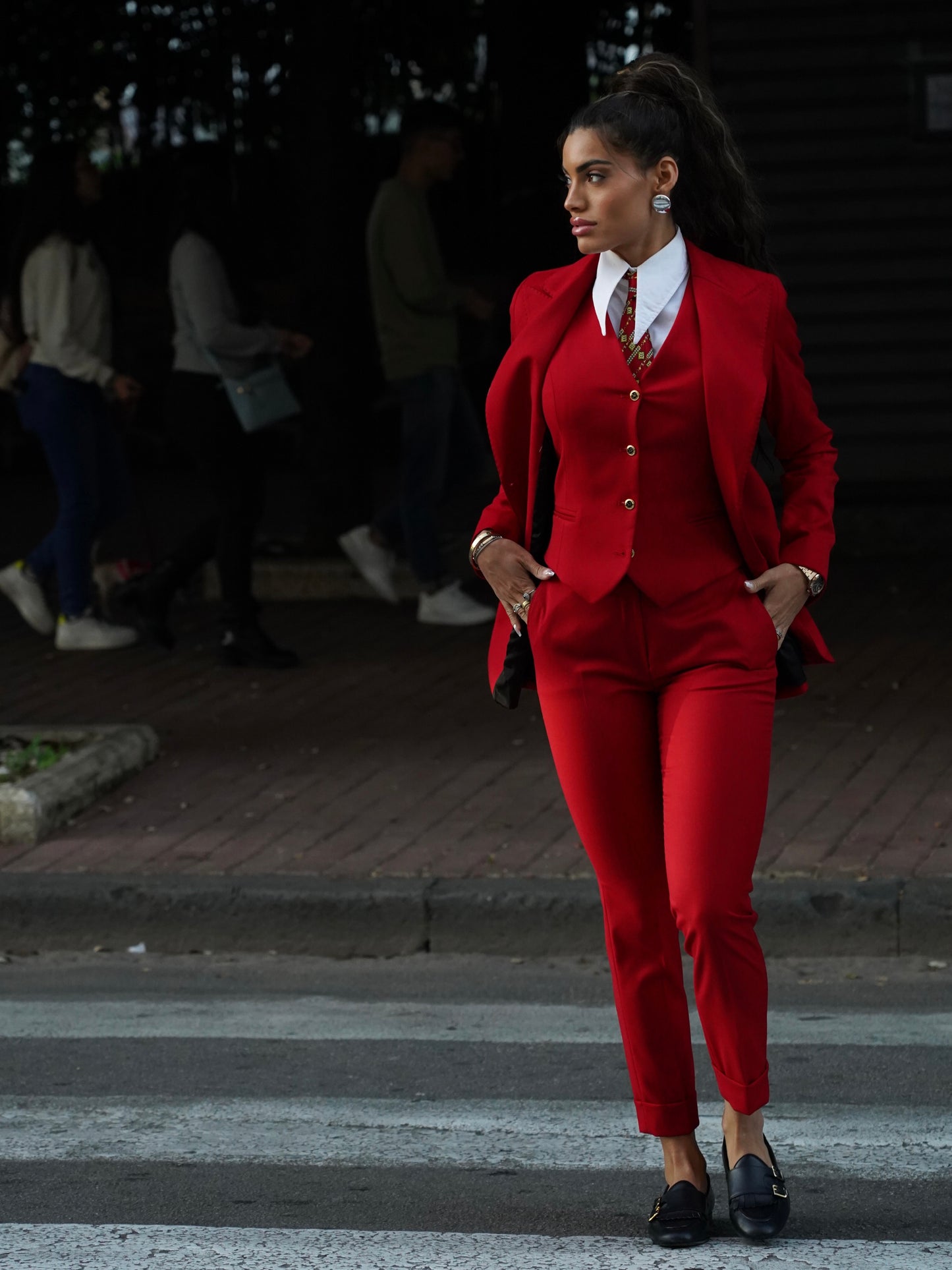 Tailleur collo a lancia rosso con bottoni
oro.