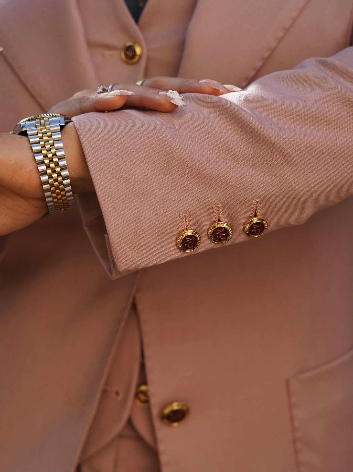 Tailleur rosa antico tre pezzi a lancia con bottoni oro e gilet.