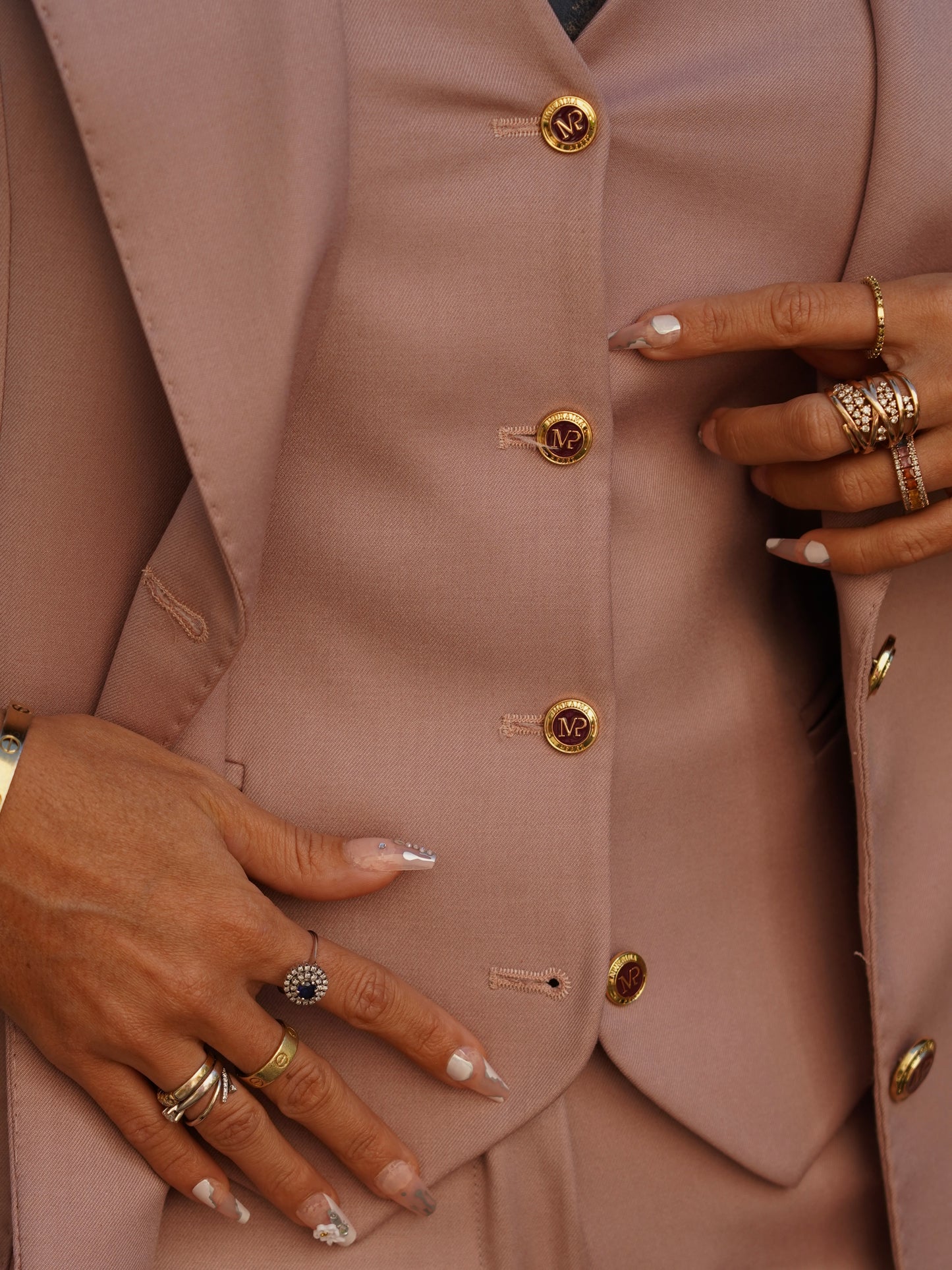 Tailleur rosa antico tre pezzi a lancia con bottoni oro e gilet.