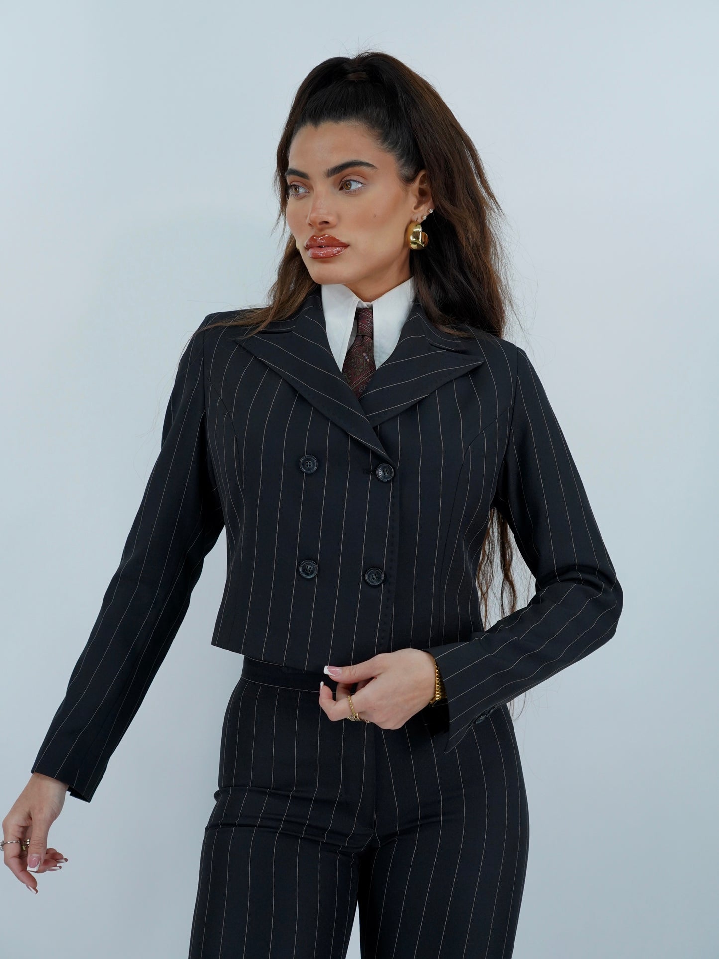 Tailleur doppiopetto nero gessato .