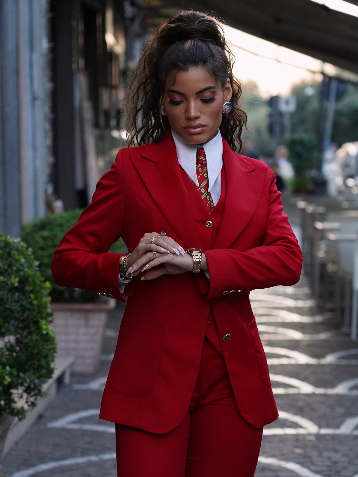 Tailleur collo a lancia rosso con bottoni
oro.