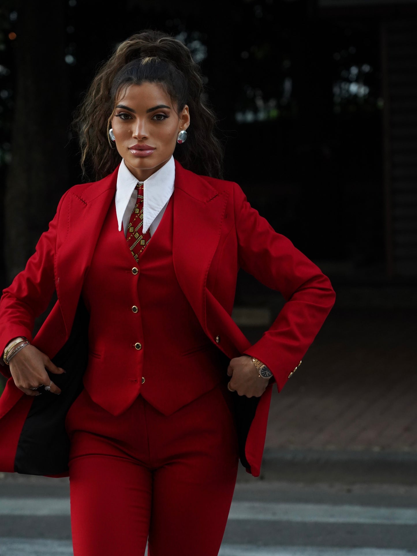 Tailleur collo a lancia rosso con bottoni
oro.