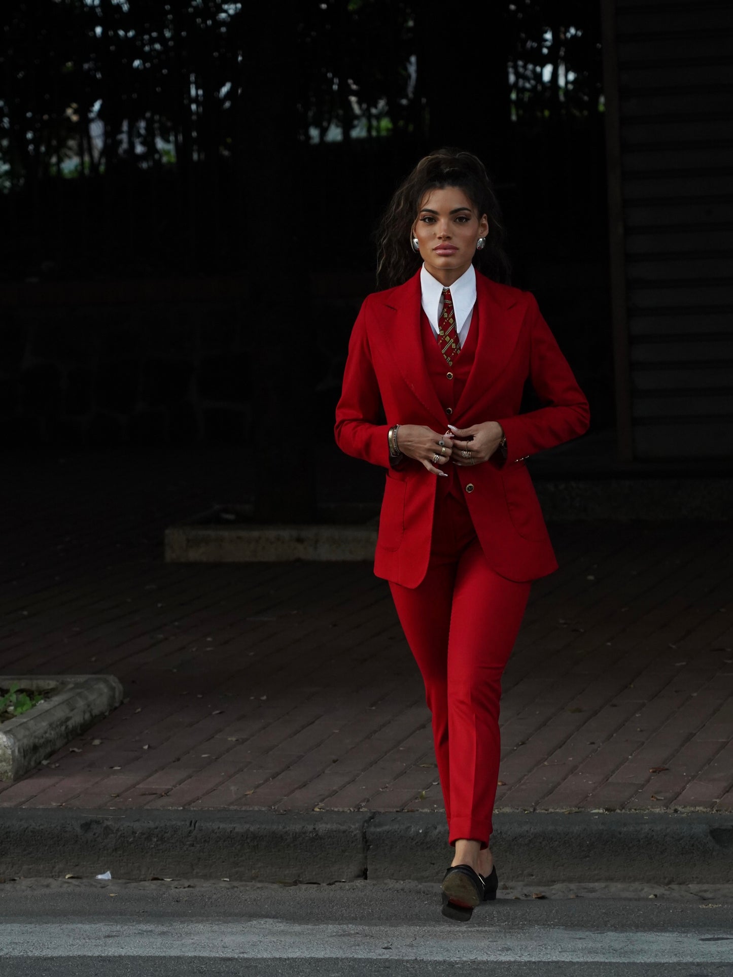 Tailleur collo a lancia rosso con bottoni
oro.