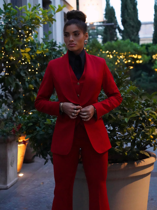 Tailleur collo a scialle rosso con bottoni oro .