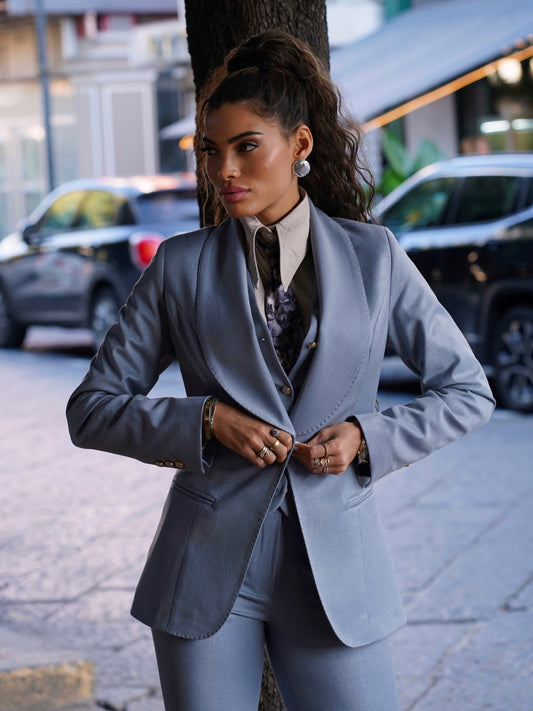 Tailleur azzurro polvere collo sciale tre pezzi con bottoni oro e gilet.