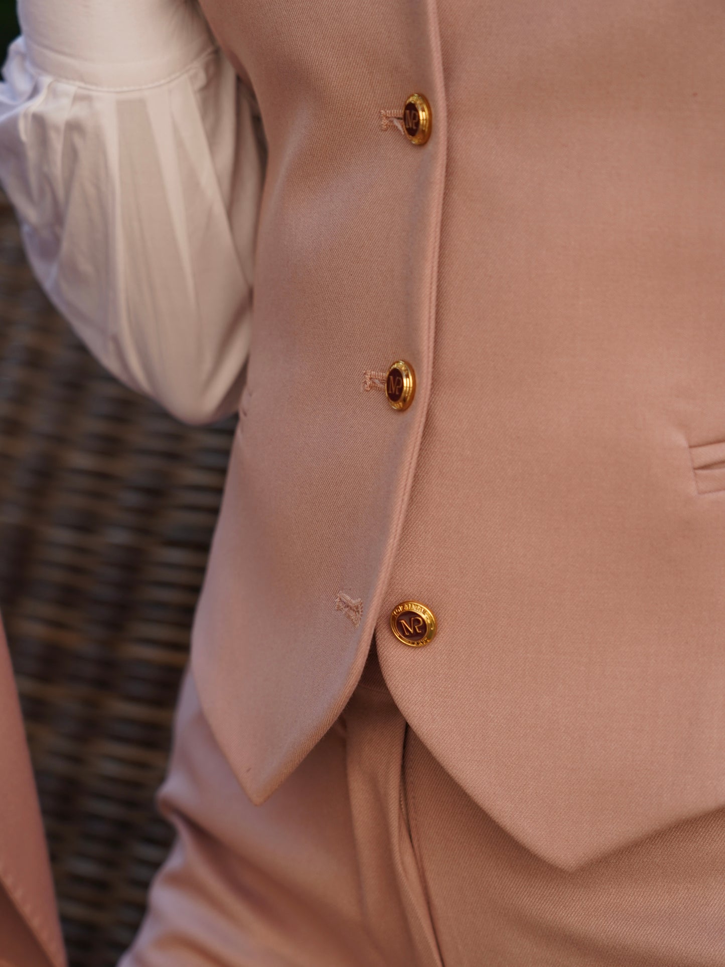 Tailleur rosa antico tre pezzi a lancia con bottoni oro e gilet.