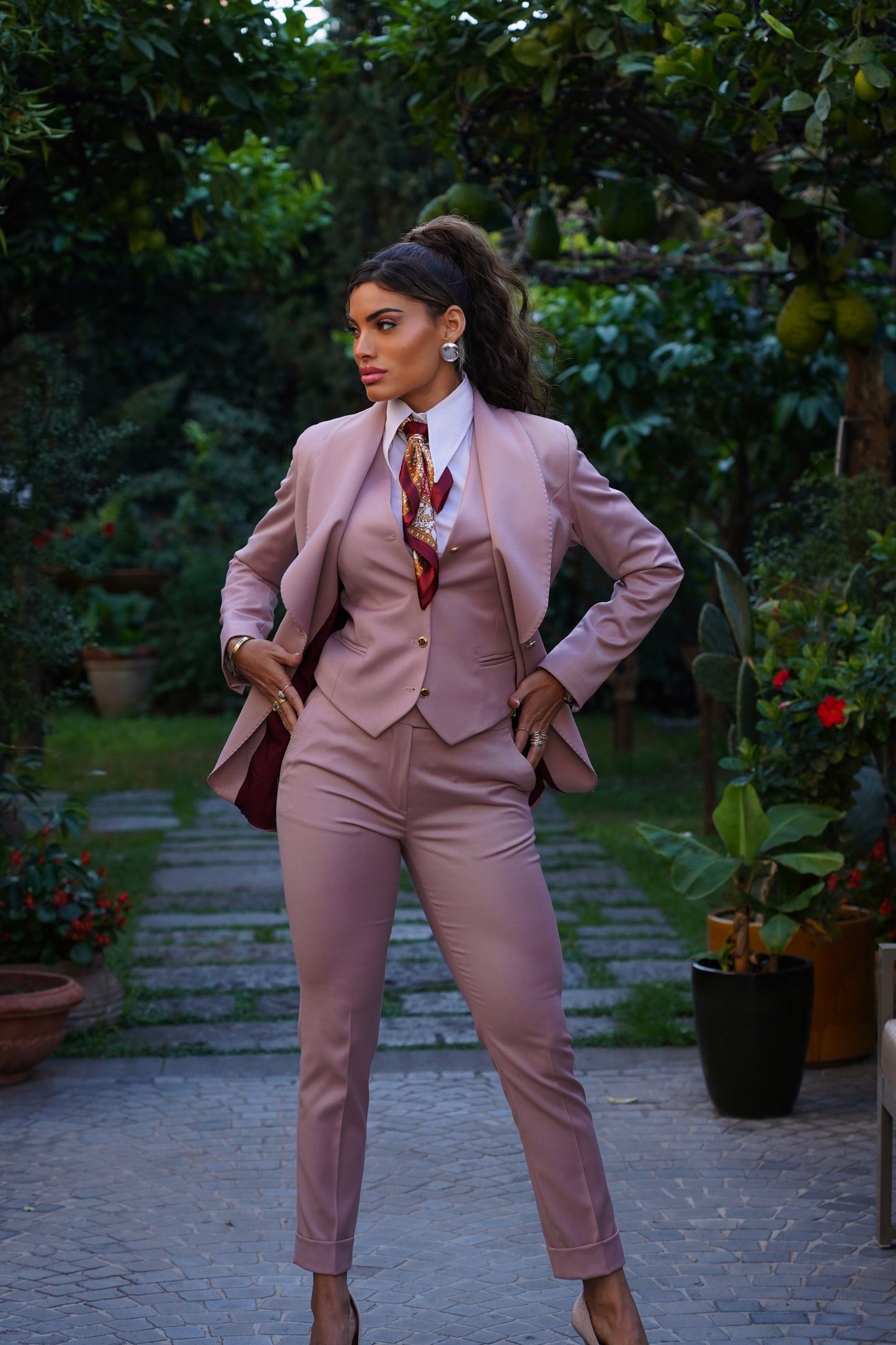 Tailleur rosa antico tre pezzi collo a scialle con bottoni oro e gilet .